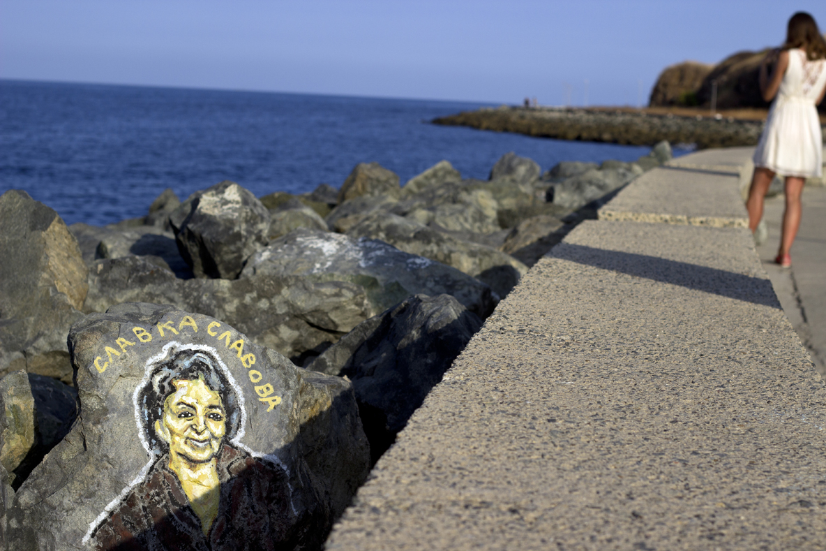 Спасител рисува известни личности по камъните на вълнолома в Приморско (СНИМКИ)