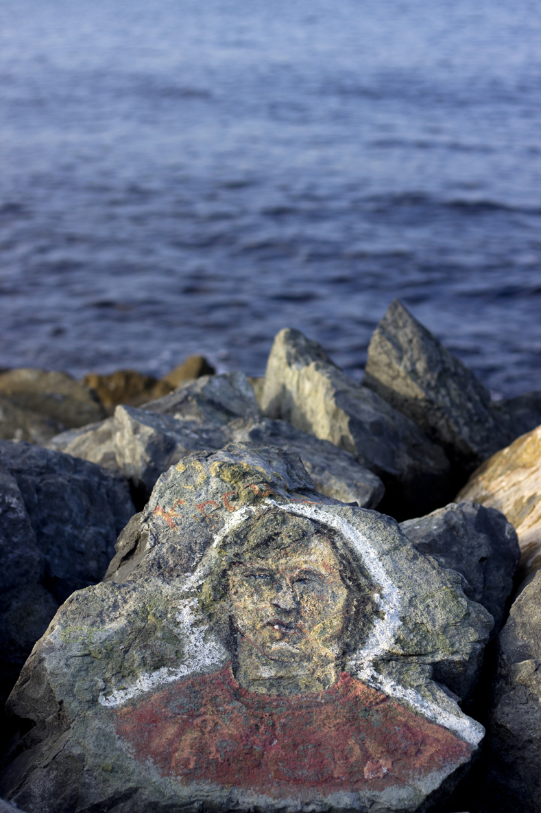 Спасител рисува известни личности по камъните на вълнолома в Приморско (СНИМКИ)