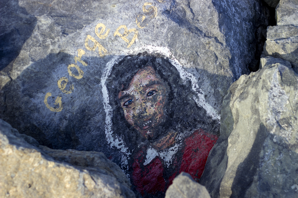 Спасител рисува известни личности по камъните на вълнолома в Приморско (СНИМКИ)