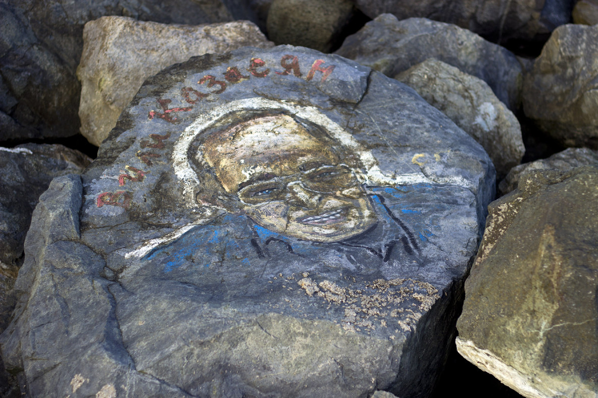 Спасител рисува известни личности по камъните на вълнолома в Приморско (СНИМКИ)