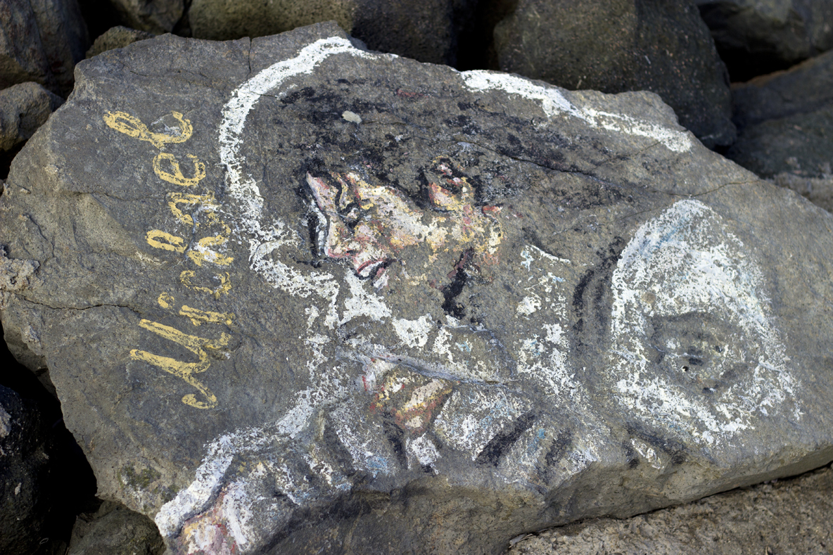 Спасител рисува известни личности по камъните на вълнолома в Приморско (СНИМКИ)