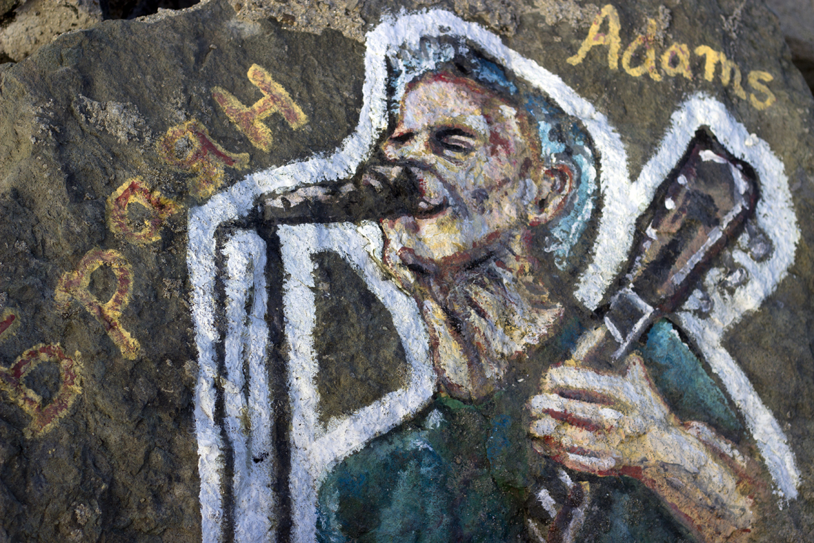 Спасител рисува известни личности по камъните на вълнолома в Приморско (СНИМКИ)