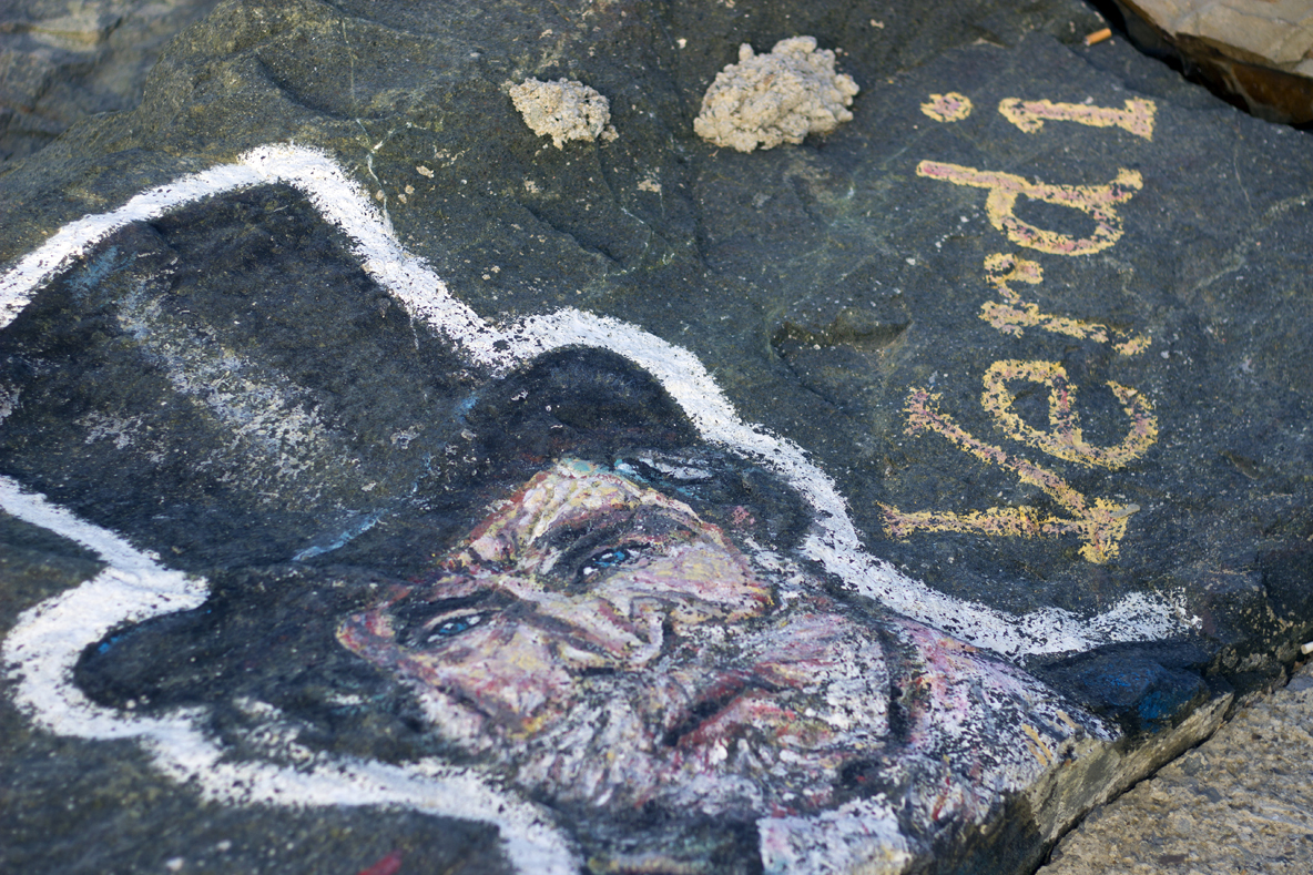 Спасител рисува известни личности по камъните на вълнолома в Приморско (СНИМКИ)