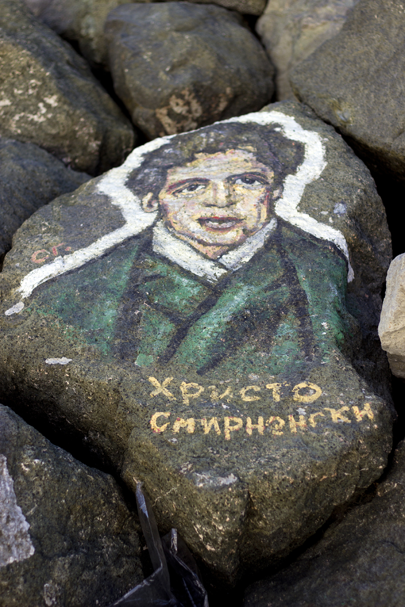 Спасител рисува известни личности по камъните на вълнолома в Приморско (СНИМКИ)