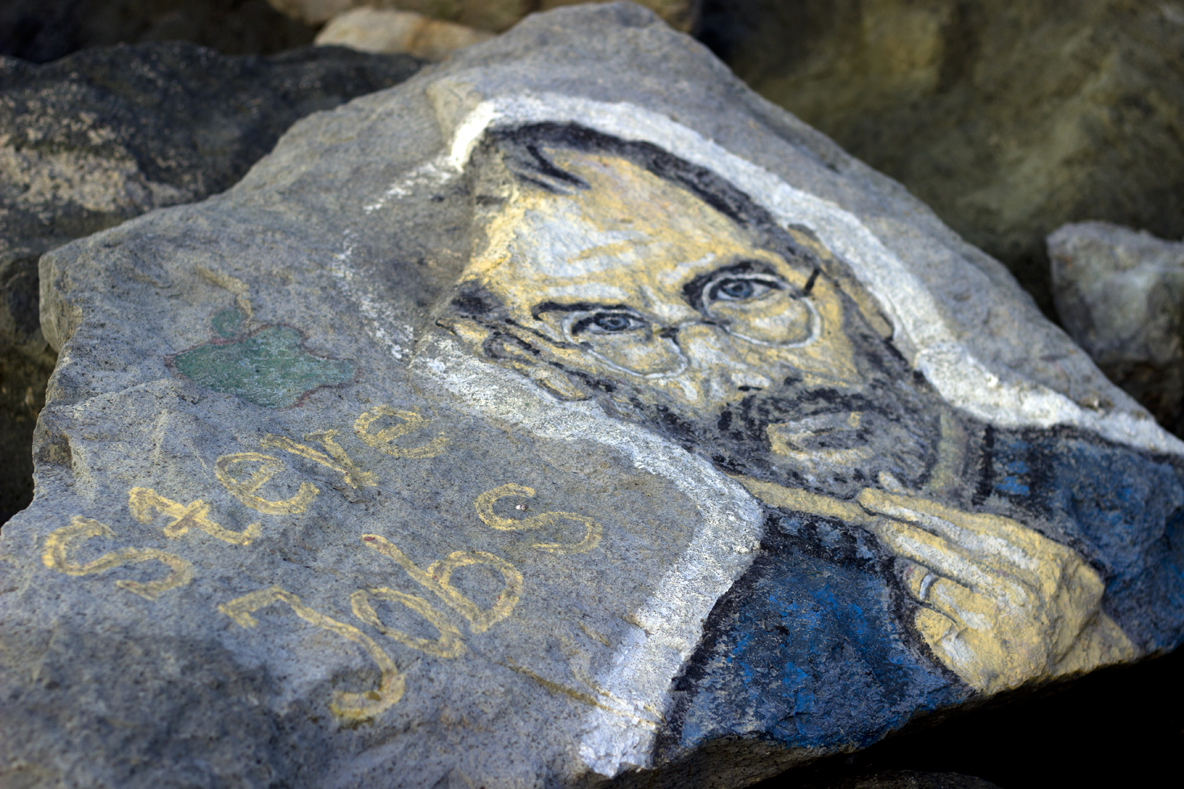 Спасител рисува известни личности по камъните на вълнолома в Приморско (СНИМКИ)