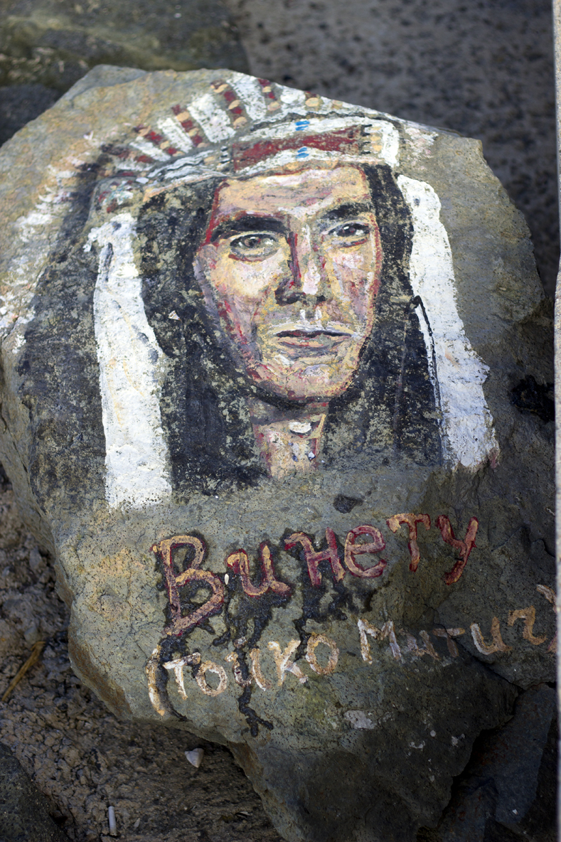 Спасител рисува известни личности по камъните на вълнолома в Приморско (СНИМКИ)