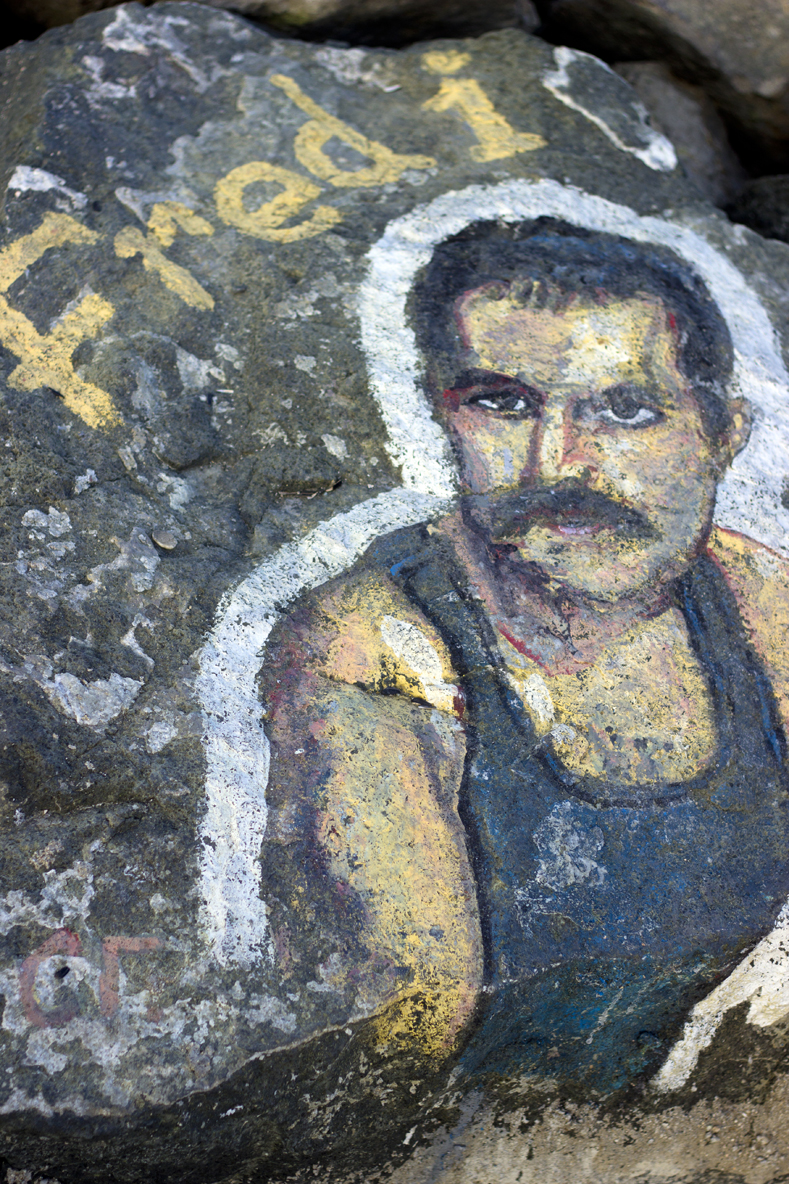 Спасител рисува известни личности по камъните на вълнолома в Приморско (СНИМКИ)