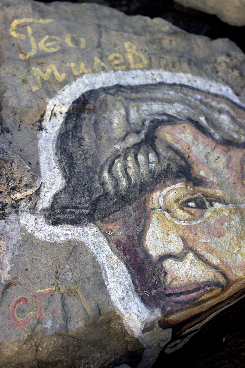 Спасител рисува известни личности по камъните на вълнолома в Приморско (СНИМКИ)