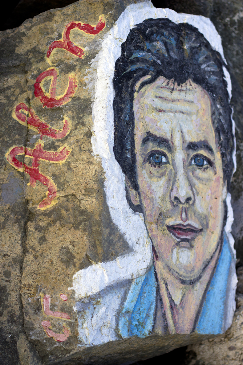 Спасител рисува известни личности по камъните на вълнолома в Приморско (СНИМКИ)