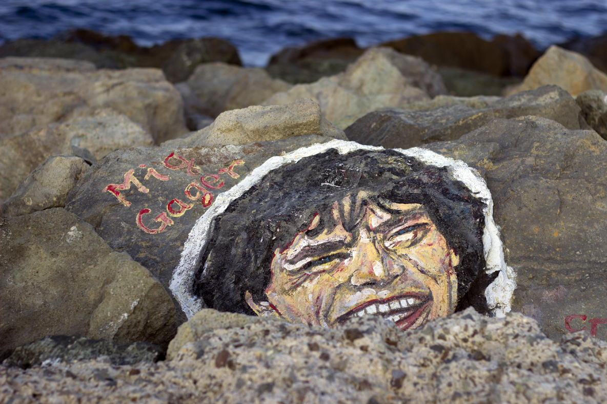 Спасител рисува известни личности по камъните на вълнолома в Приморско (СНИМКИ)