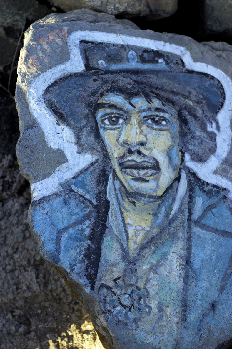 Спасител рисува известни личности по камъните на вълнолома в Приморско (СНИМКИ)