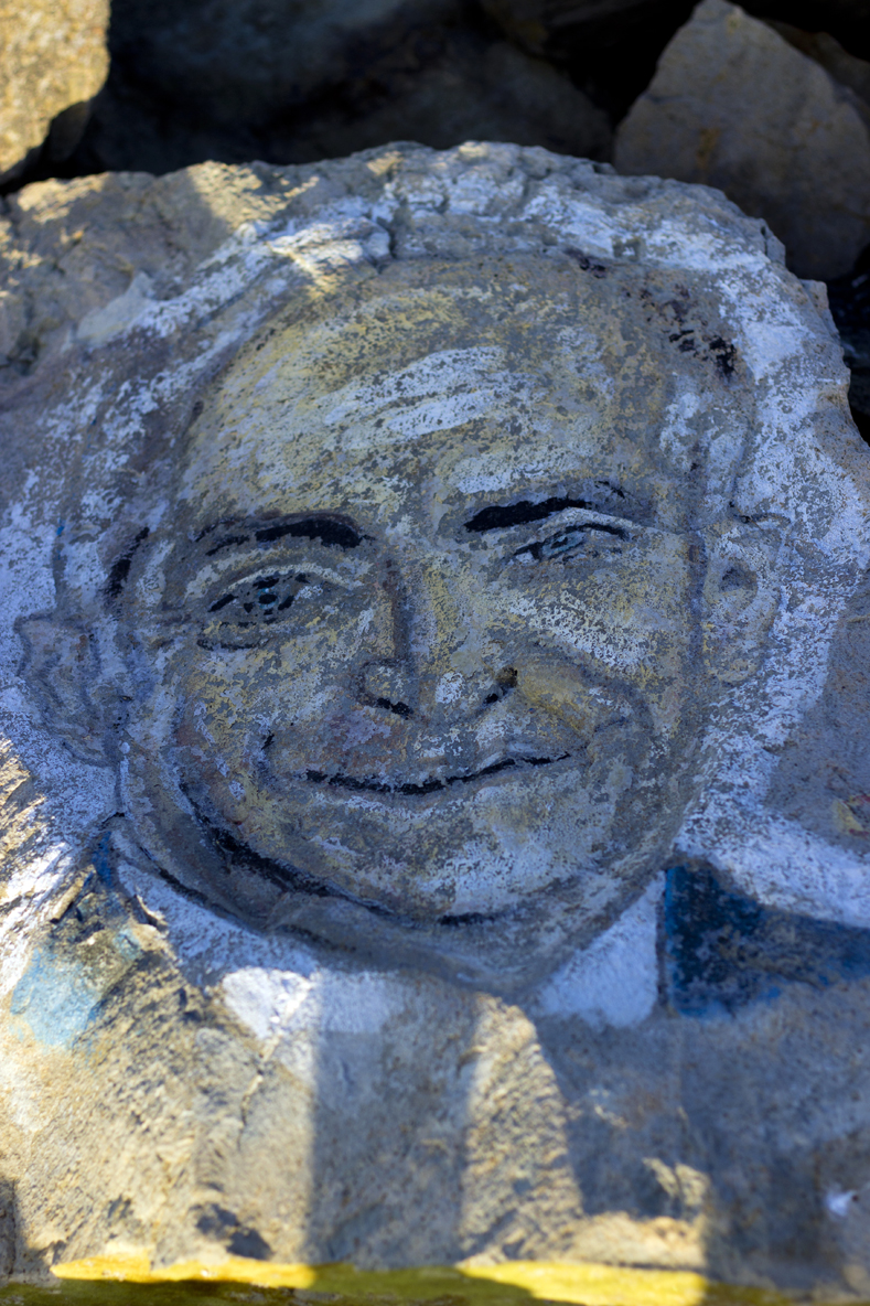 Спасител рисува известни личности по камъните на вълнолома в Приморско (СНИМКИ)