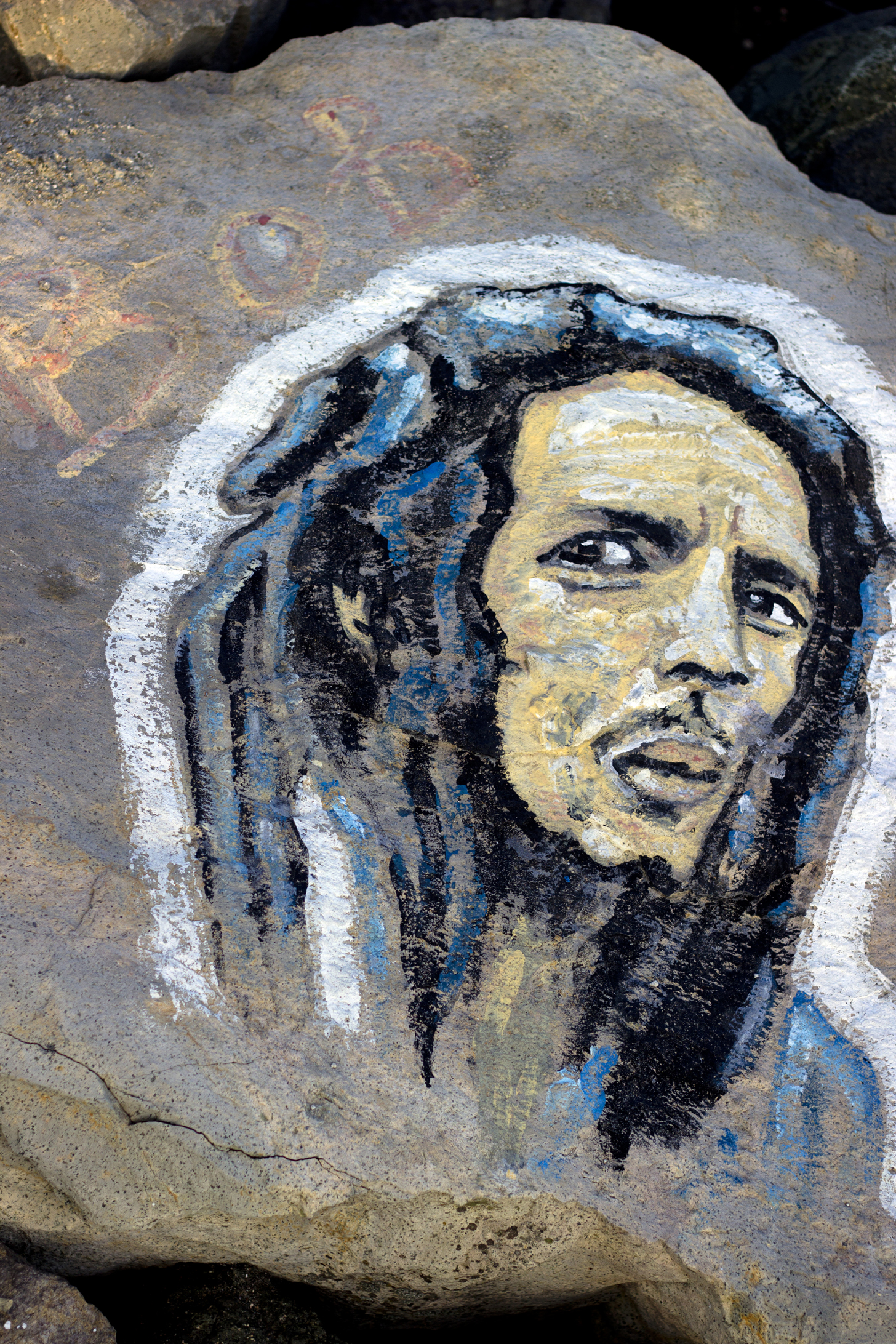 Спасител рисува известни личности по камъните на вълнолома в Приморско (СНИМКИ)