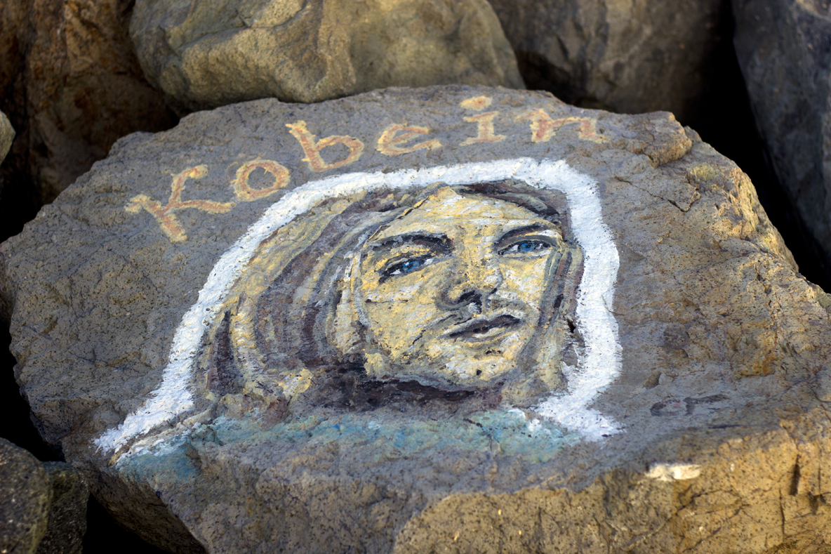 Спасител рисува известни личности по камъните на вълнолома в Приморско (СНИМКИ)