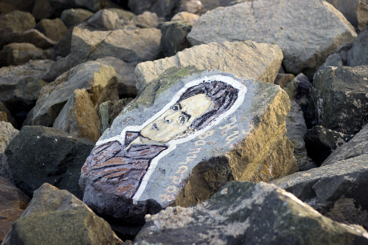 Спасител рисува известни личности по камъните на вълнолома в Приморско (СНИМКИ)