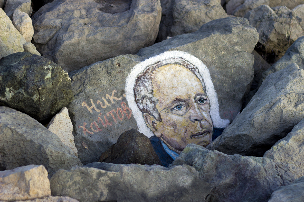 Спасител рисува известни личности по камъните на вълнолома в Приморско (СНИМКИ)