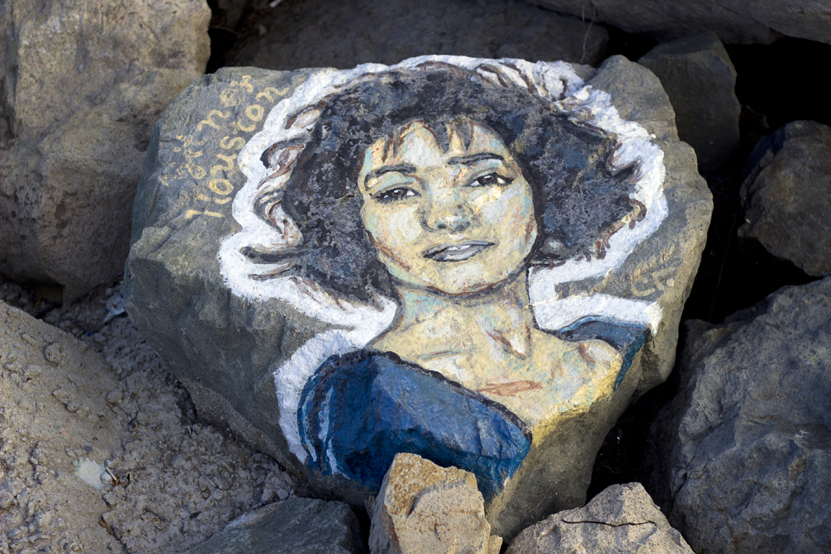 Спасител рисува известни личности по камъните на вълнолома в Приморско (СНИМКИ)