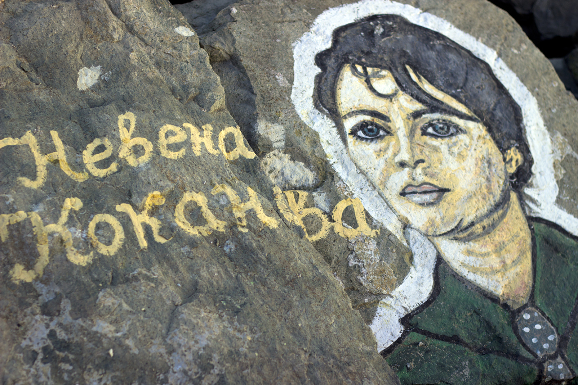 Спасител рисува известни личности по камъните на вълнолома в Приморско (СНИМКИ)