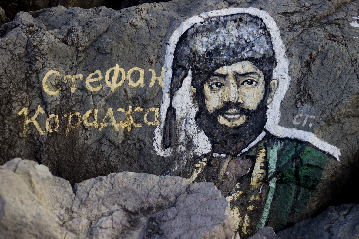 Спасител рисува известни личности по камъните на вълнолома в Приморско (СНИМКИ)