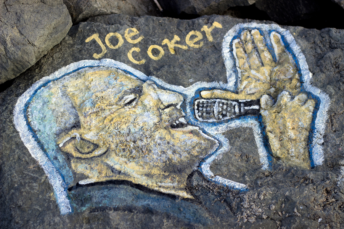 Спасител рисува известни личности по камъните на вълнолома в Приморско (СНИМКИ)