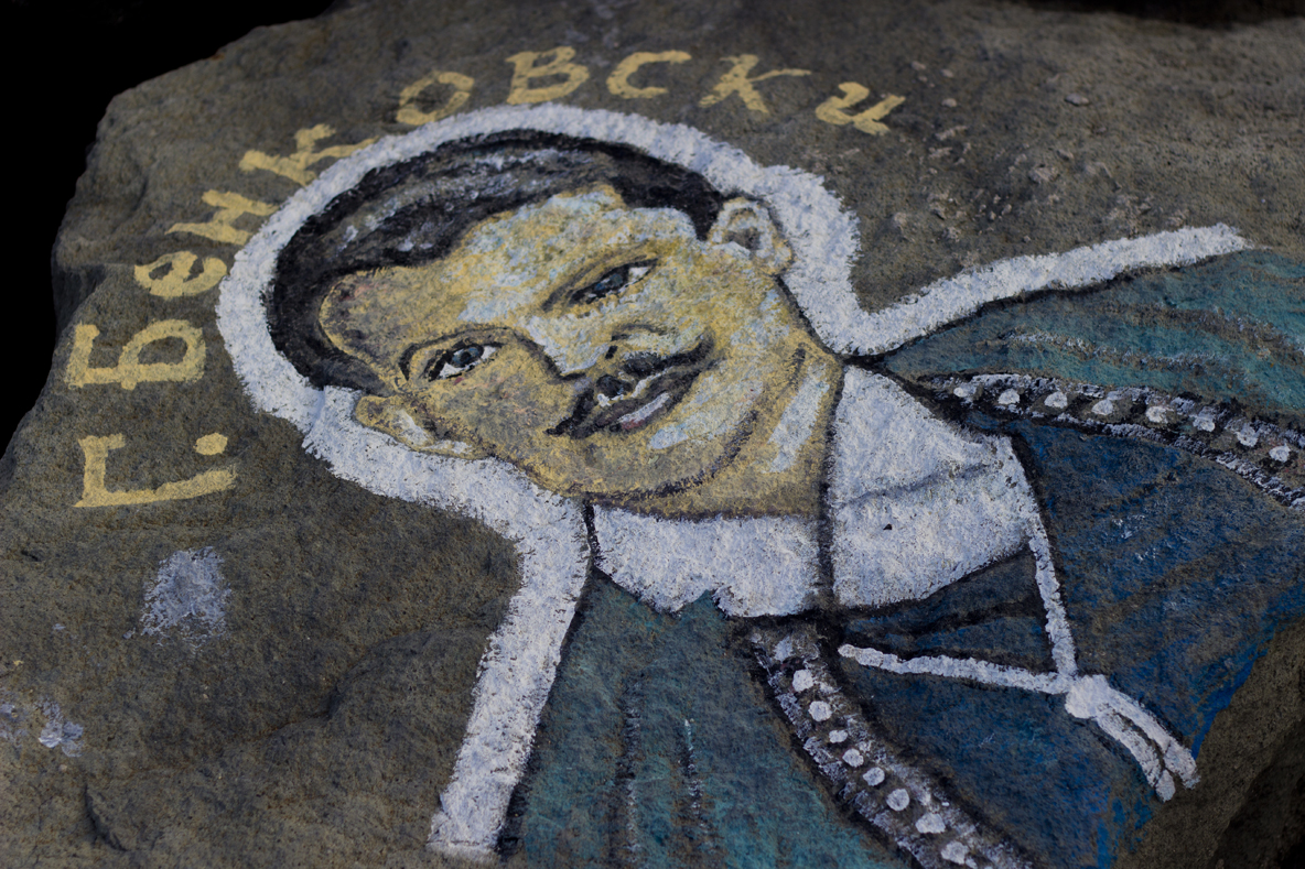 Спасител рисува известни личности по камъните на вълнолома в Приморско (СНИМКИ)