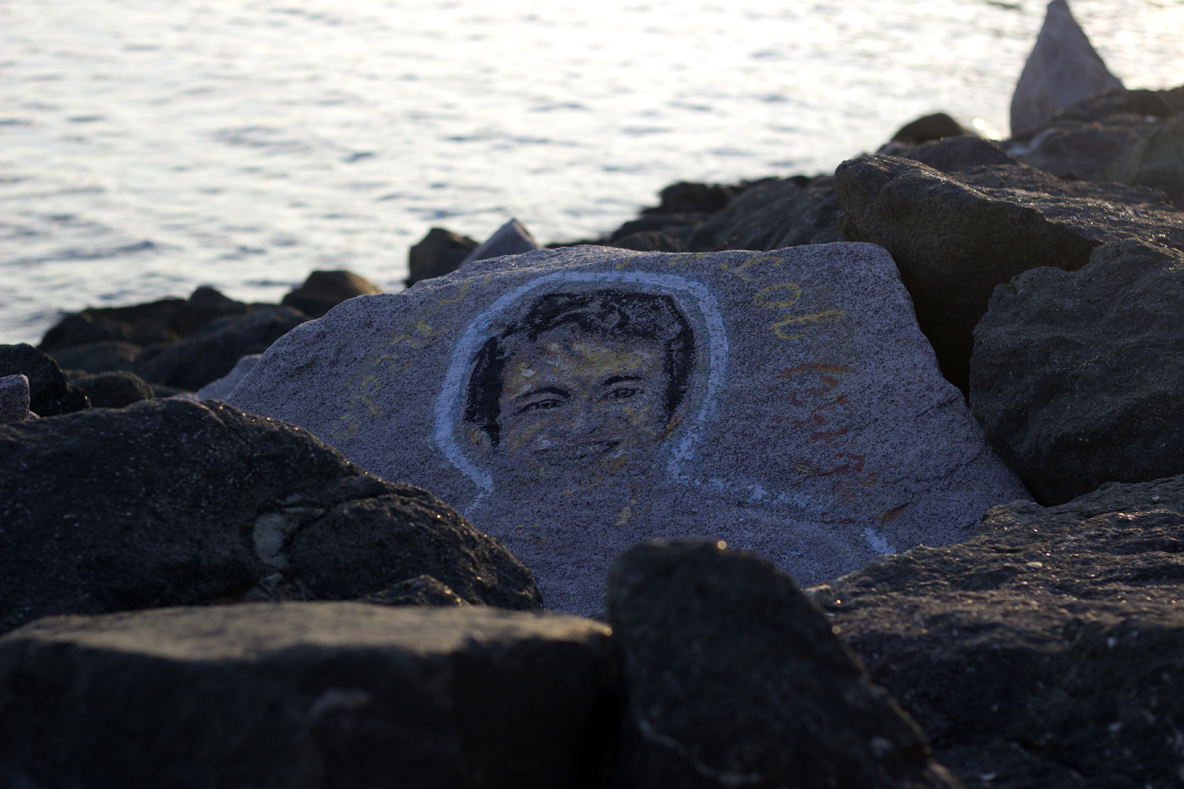 Спасител рисува известни личности по камъните на вълнолома в Приморско (СНИМКИ)