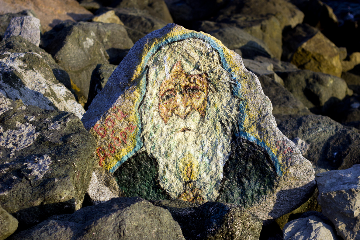 Спасител рисува известни личности по камъните на вълнолома в Приморско (СНИМКИ)