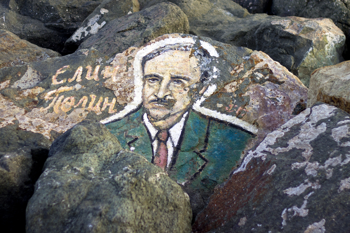 Спасител рисува известни личности по камъните на вълнолома в Приморско (СНИМКИ)