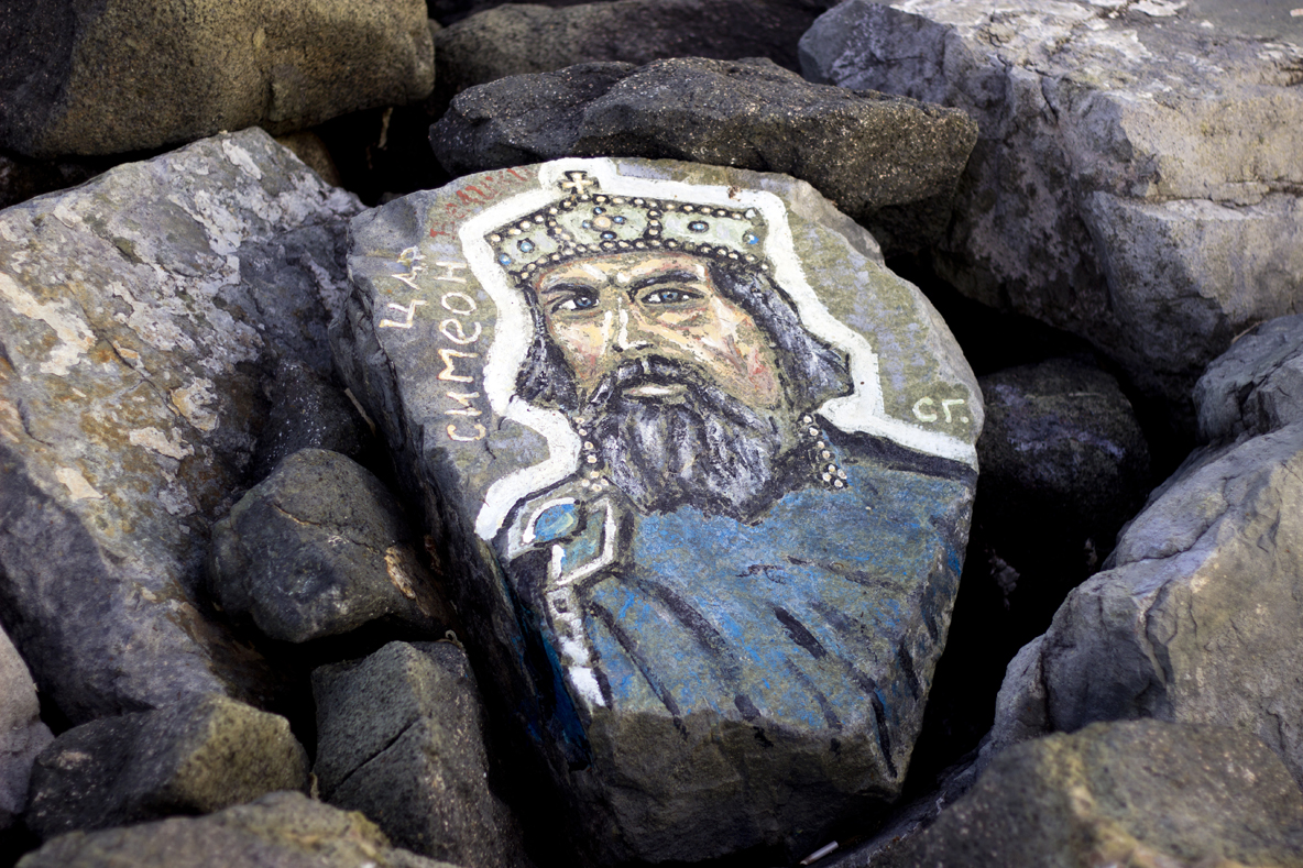 Спасител рисува известни личности по камъните на вълнолома в Приморско (СНИМКИ)