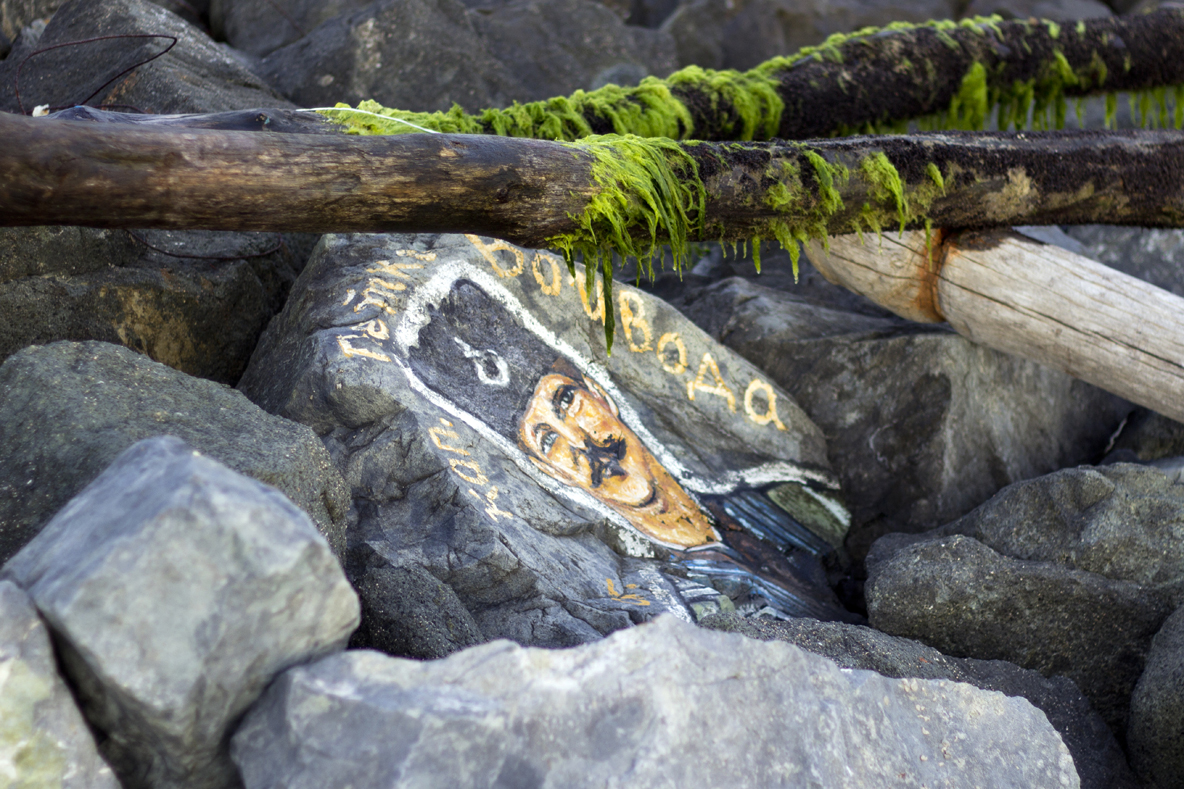 Спасител рисува известни личности по камъните на вълнолома в Приморско (СНИМКИ)