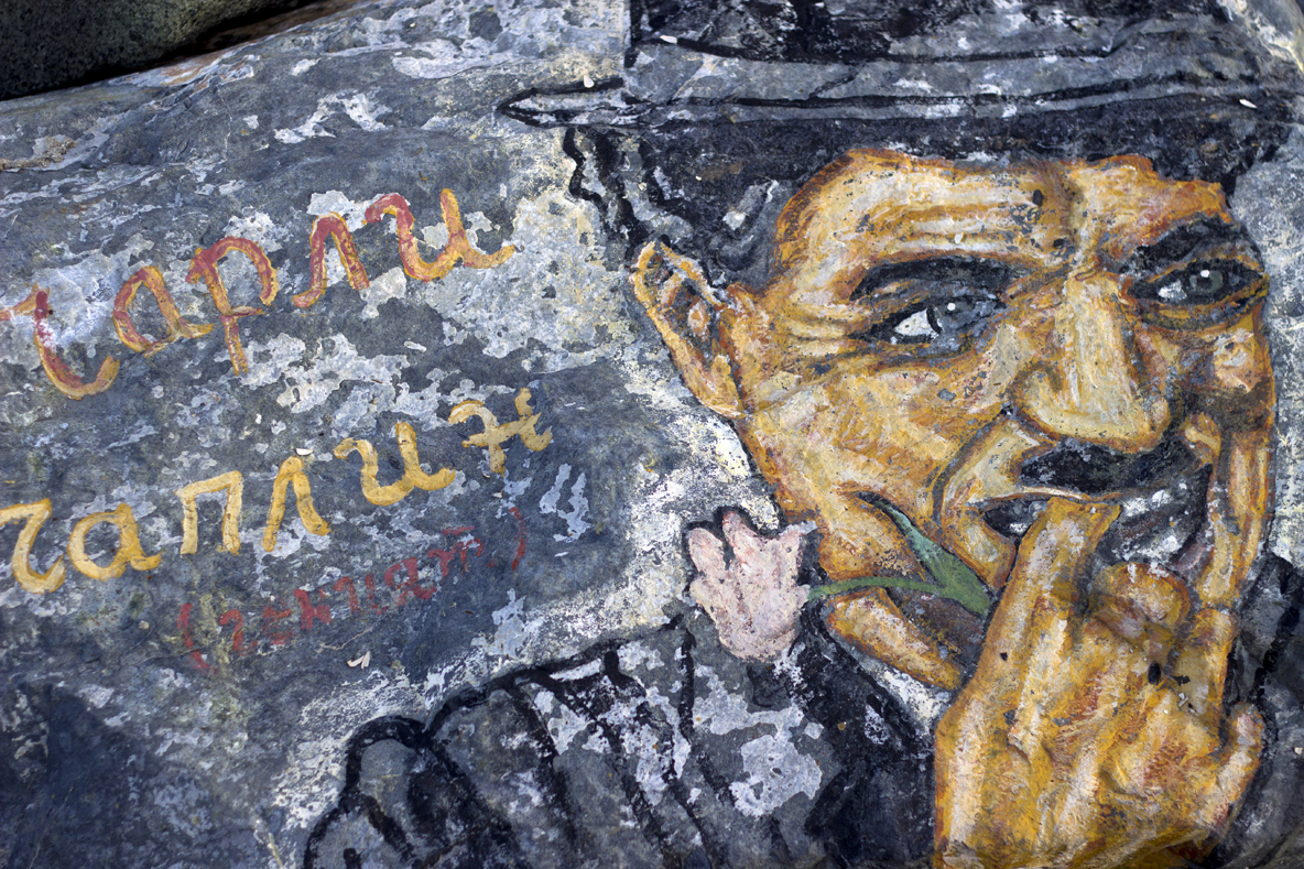 Спасител рисува известни личности по камъните на вълнолома в Приморско (СНИМКИ)