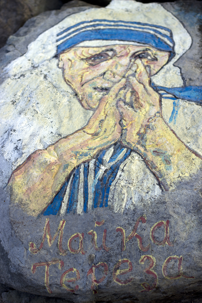 Спасител рисува известни личности по камъните на вълнолома в Приморско (СНИМКИ)