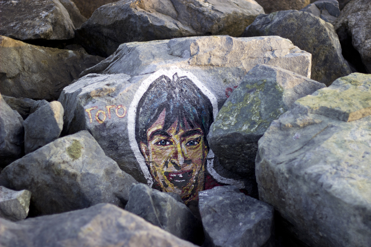 Спасител рисува известни личности по камъните на вълнолома в Приморско (СНИМКИ)