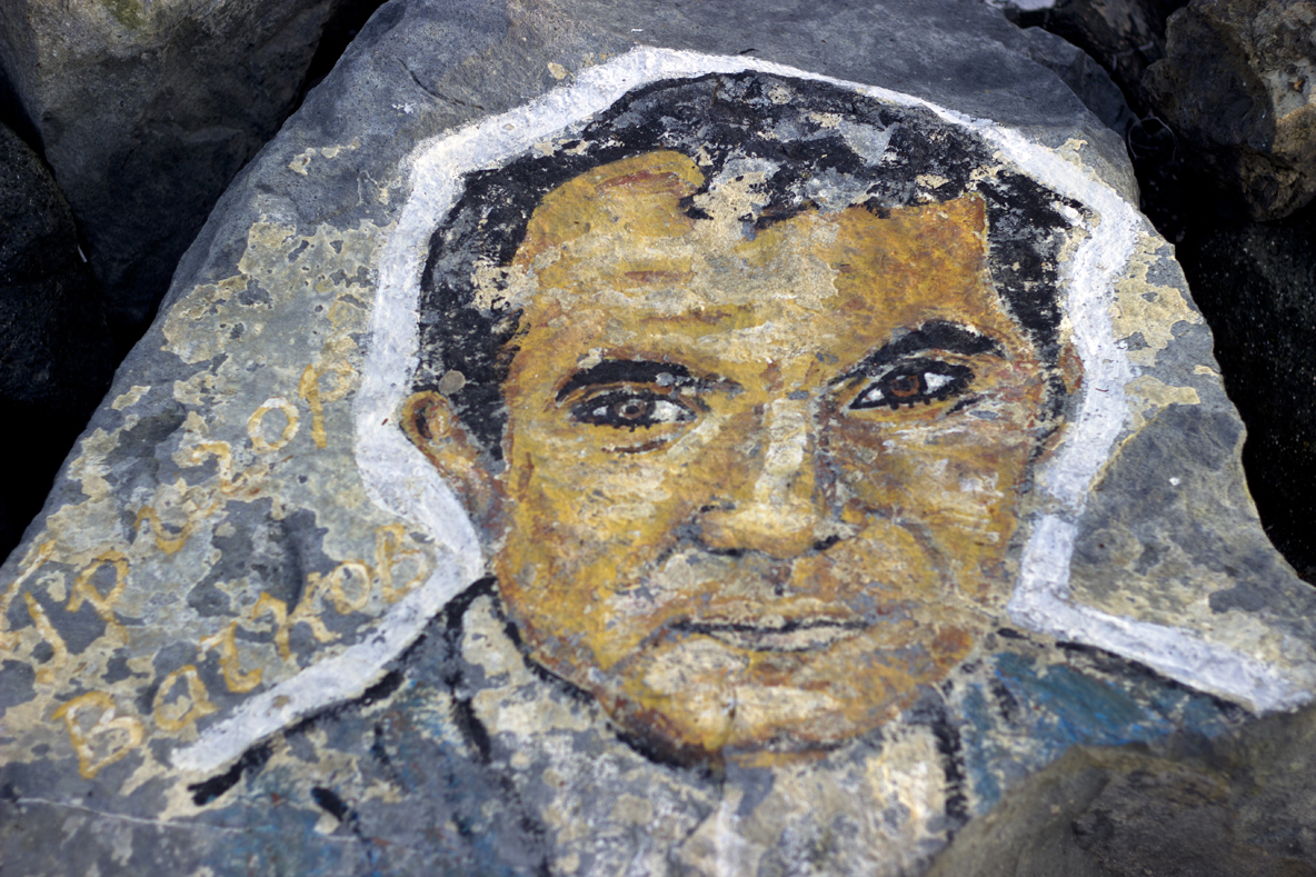 Спасител рисува известни личности по камъните на вълнолома в Приморско (СНИМКИ)