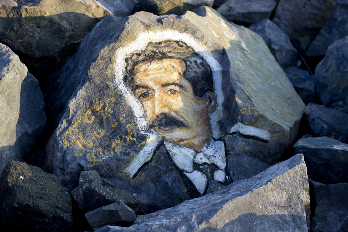 Спасител рисува известни личности по камъните на вълнолома в Приморско (СНИМКИ)