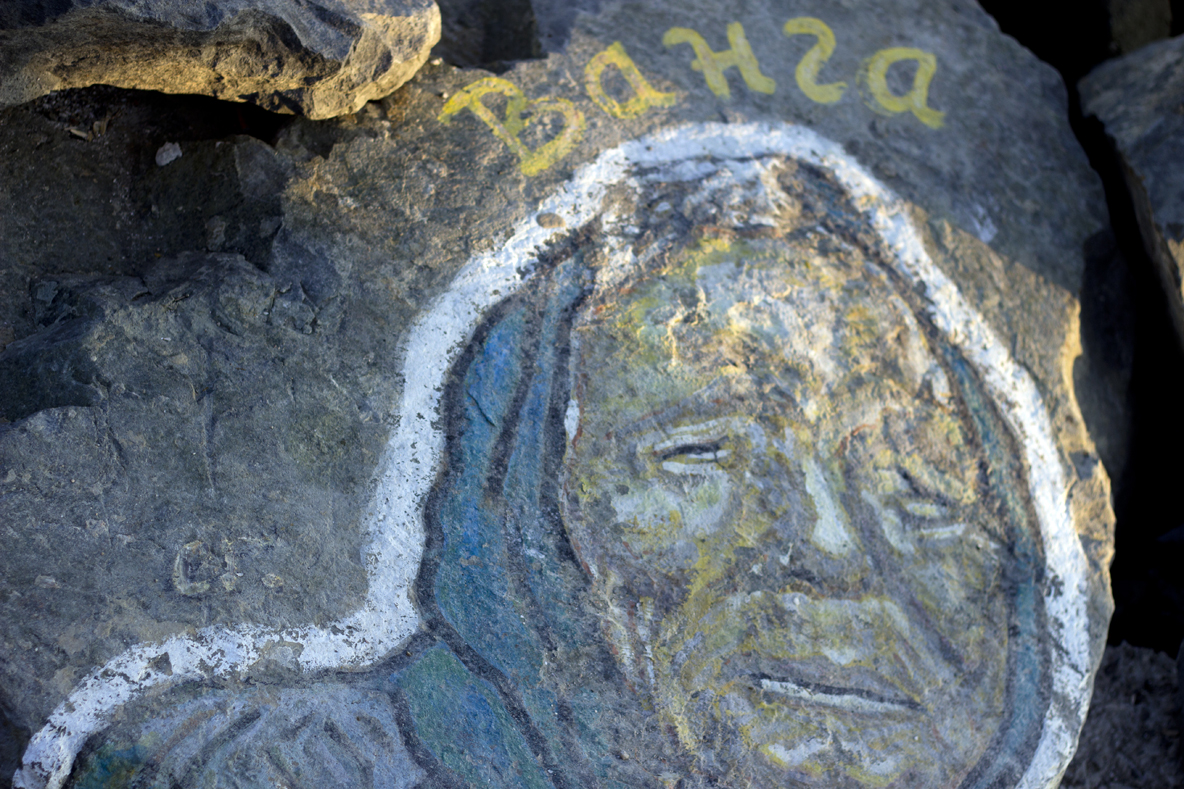 Спасител рисува известни личности по камъните на вълнолома в Приморско (СНИМКИ)