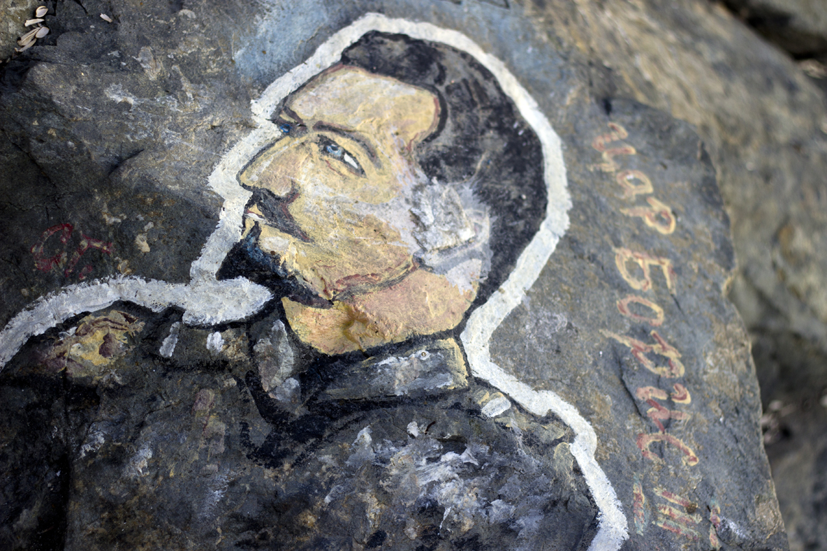 Спасител рисува известни личности по камъните на вълнолома в Приморско (СНИМКИ)