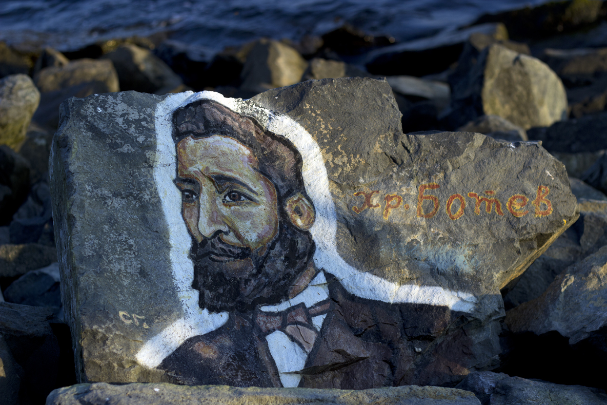 Спасител рисува известни личности по камъните на вълнолома в Приморско (СНИМКИ)