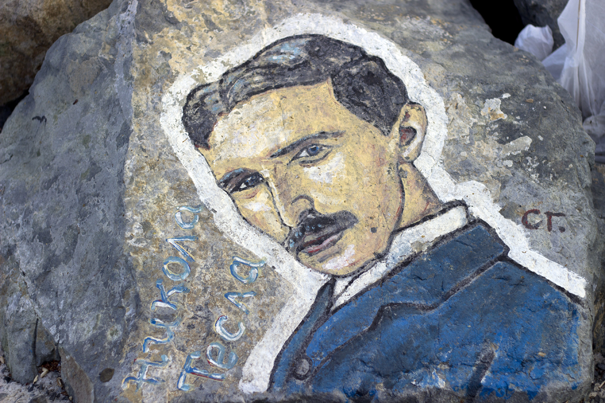 Спасител рисува известни личности по камъните на вълнолома в Приморско (СНИМКИ)