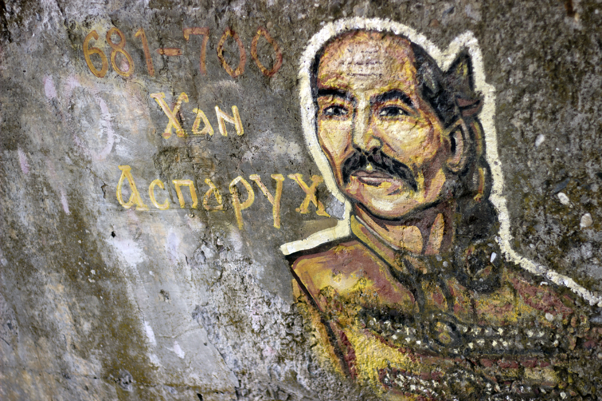 Спасител рисува известни личности по камъните на вълнолома в Приморско (СНИМКИ)