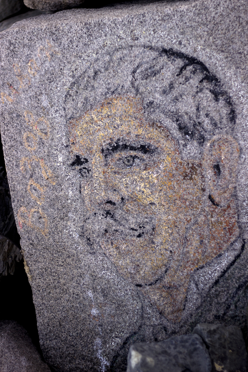 Спасител рисува известни личности по камъните на вълнолома в Приморско (СНИМКИ)