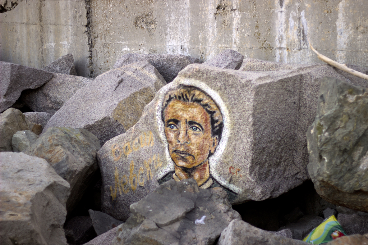 Спасител рисува известни личности по камъните на вълнолома в Приморско (СНИМКИ)