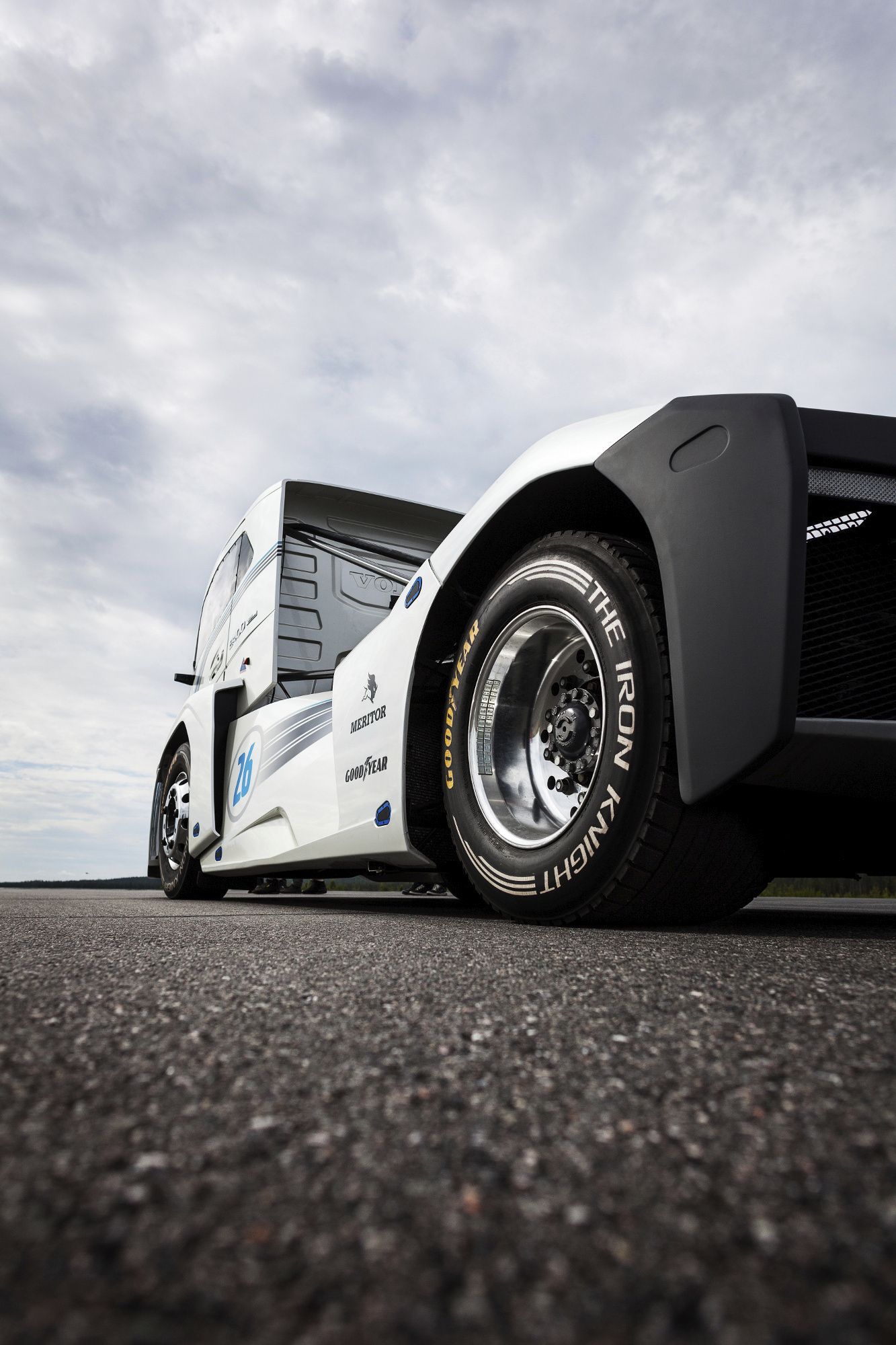 2400 коня теглят най-бързия камион, в който няма плакат на Саманта Фокс