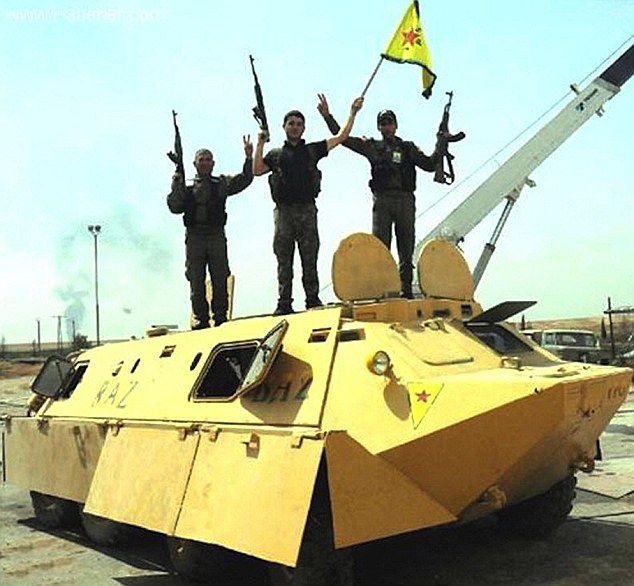 Кюрдските бойци ползват коли като от филма "Лудия Макс" срещу ИДИЛ