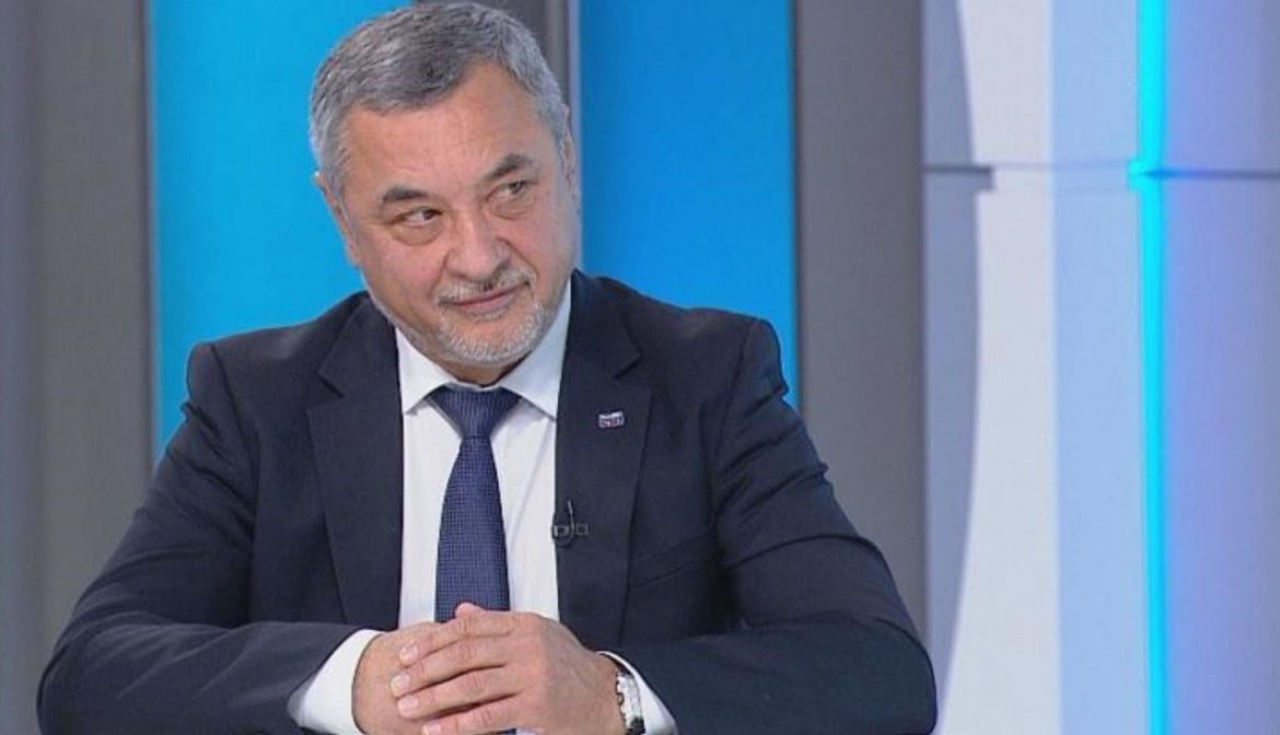 Валери Симеонов показа среден пръст на протестиращите (ВИДЕО)