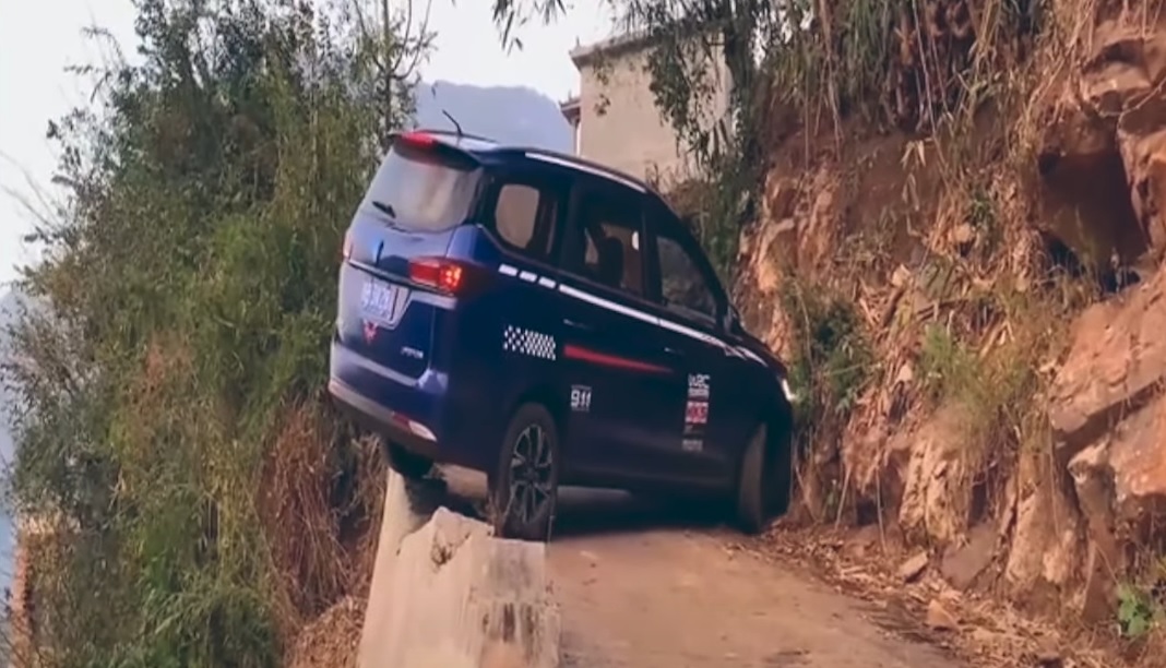 ВИДЕО: Шофьор прави невероятна маневра на безумно тесен път